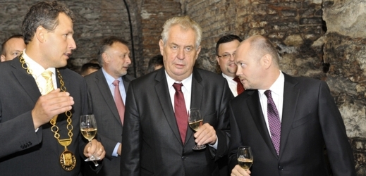 Prezident Miloš Zeman (vlevo) během cesty po Jihomoravském kraji.