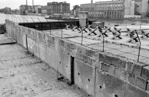 Berlínská zeď začala vznikat 13. srpna 1961.
