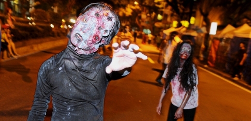 Zombie na ulici nepřišli nikomu podivné, byl Halloween (ilustrační foto).