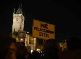 Demonstranti vyjádřili nesouhlas s policejní razií.