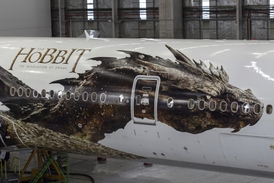 Letadlo novozélandských aerolinek, které při příležitosti světové premiéry filmu zdobí obraz draka Šmaka.