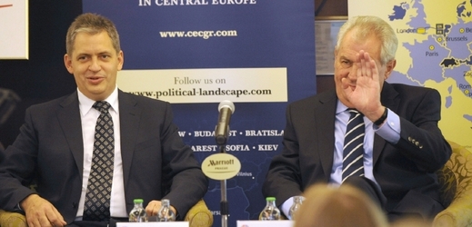 Jiří Dienstbier (vlevo) a prezident Miloš Zeman.