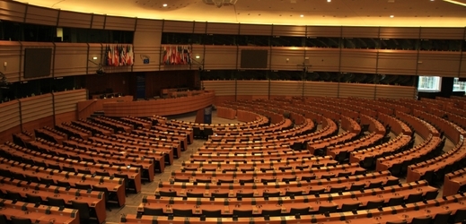 I v Evropském parlamentu jsou Češi, kteří se tamními pracovními jazyky nedomluví.