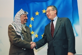 Šéf OOP Arafat a šéf EK Delors v roce 1994.