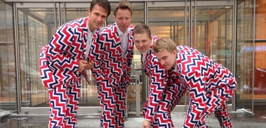 Tým norských curlerů v extravagantních kalhotách. 