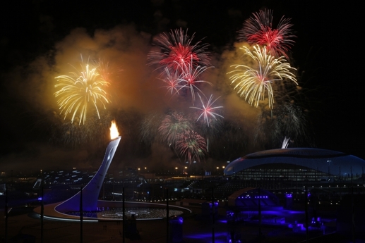 Slavnostní zahájení XXII. zimních olympijských her v ruském Soči vyvrcholilo zapálením olympijského ohně v pochodni před stadionem Fišt a obrovským závěrečným ohňostrojem.