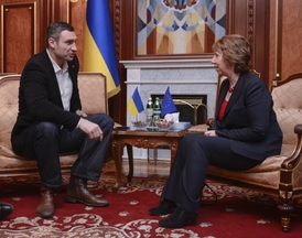 Jeden z opozičních vůdců Kličko jedná s šéfkou diplomacie EU Ashtonovou.