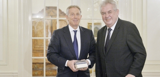 Prezident Miloš Zeman (vpravo) se setkal s bývalým britským premiérem Tonym Blairem.
