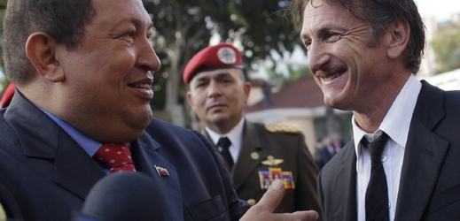 To ještě vedl Venezuelu skutečný revolucionář. Sean Penn a Hugo Chávez blahé paměti.