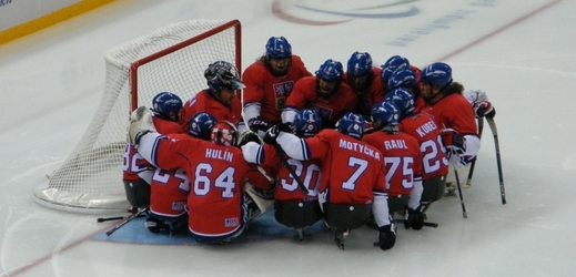 Čeští sledge hokejisté těsně podlehli Kanadě.