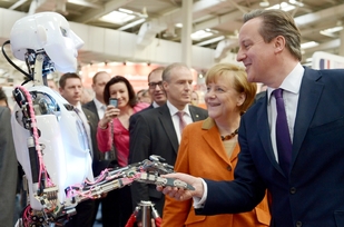 Kancléřka Merkelová a britský opremiér Cameron na veletrhu CeBIT 2014. Pro Německo je ve hře o Krym ekonomicky v sázce mnoho. 