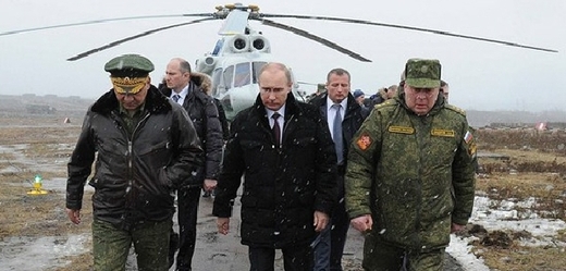 Prezident Putin na inspekci vojsk u východní hranice s Ukrajinou.
