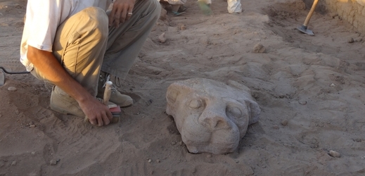 Objevení chrliče ve tvaru hlavy lva (foto Pavel Ressner).