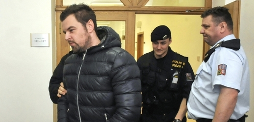Petr Kramný (vlevo) při eskortě od soudu.