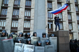 V ulicích Doněcku vlály ruské vlajky.