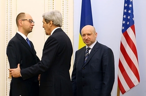 Šéf diplomacie USA Kerry (uprostřed) s ukrajinským premiérem Jaceňukem a prezidentem Turčynovem Vazalové Západu? 