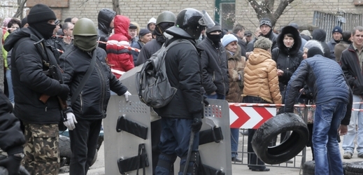 Momentka ze Slavjansku. Proruští aktivisté obsadili úřední budovy.
