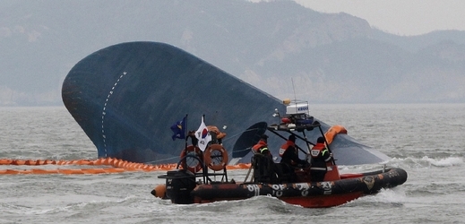 Záchranné akce při hledání pasažérů jihokorejského trajektu.