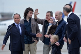 Francouzští žurnalisté, kteří se po zajetí v Sýrii dostali o víkendu na svobodu a do vlasti, sdělili, že někteří z jejich věznitelů hovořili francouzsky.