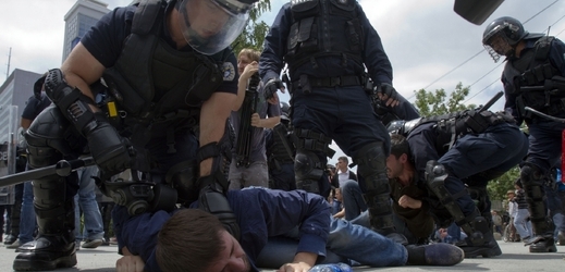 Kosovo má zatím jen policii. Na snímku zasahuje proti Srbům.