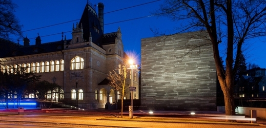 Grand Prix architektů 2014 získala přestavba městských lázní v Liberci (na archivním snímku ze 17. února 2014) na galerii, jejímž autorem je ateliér SIAL. Budovy lázní z přelomu 19. a 20. století architekti ještě doplnili depozitářem (vpravo).