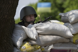 Ukrajinský voják u Kramatorsku.