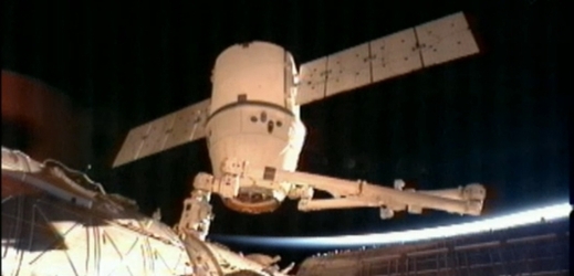 Soukromá loď Dragon u ISS.