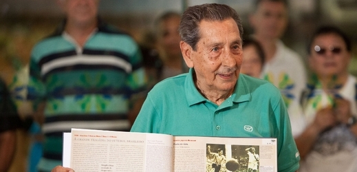 Alcides Ghiggia, bývalý fotbalista, který i v 87 letech straší Brazílii.