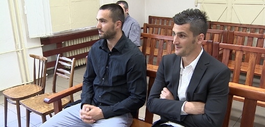 Martin Fenin (vpravo) s kamarádem u soudu.