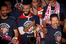Trenér Diego Simeone (vlevo).