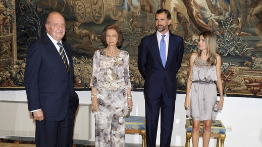 Čerstvá krev. Král Juna Carlos s chotí a princ Felipe s chotí.