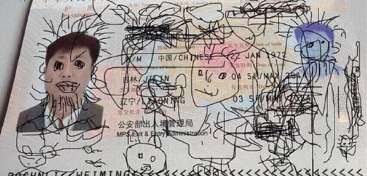 Syn pokreslil otci pas, který díky tomu uvízl za hranicemi.