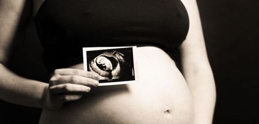 Matčin stres ovlivňuje plod v děloze (ilustrační foto).
