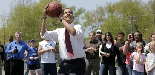Obama předvádí své basketballové umění.