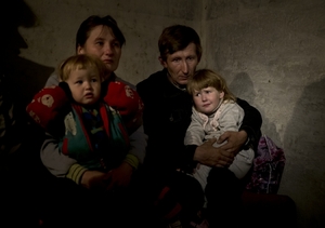 Lidé ve Slavjansku se schovávají ve sklepích před ostřelováním ukrajinským vojskem.