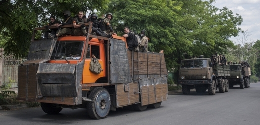 Ukrajinští vojáci na obrněných vozidlech opouštějí Mariupol, východní Ukrajina.
