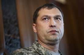 Lidový gubernátor Valerij Bolotov potvrdil, že armádní letoun sestřelili radikálové.