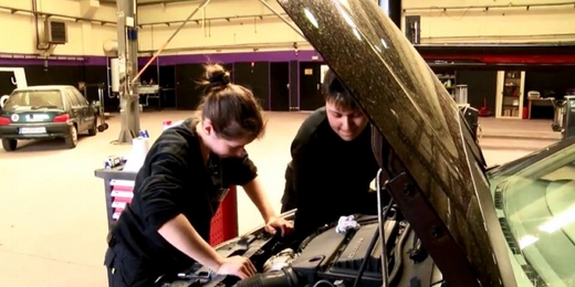 Autoservis Only Girls nabízí i rychlokurz automechaniky.