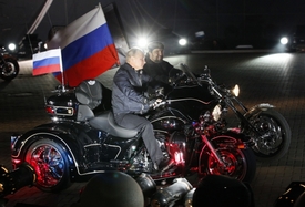Vladimir Putin s motorkářským gangem Noční vlci.