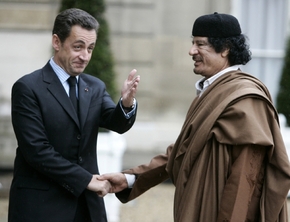 To ještě byli kamarádi. Fr. prezident Sarkozy a libyjský vůdce Kaddáfí (2007).