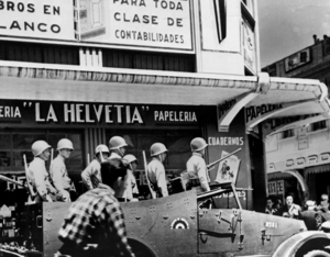 Vojáci věrní prezidentovi Árbenzovi v hlavním městě 25. června 1954.
