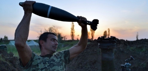 Ukrajinský voják obsluhuje minomet.  