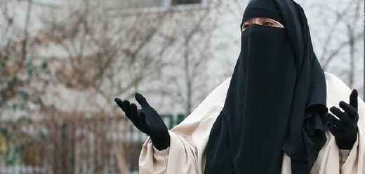 Muslimka v nikábu ve Francii.