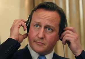Premiér Cameron: Mluvte hlasitěji, špatně se nám nahráváte...