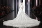 Monumentální svatební šaty pochází z kolekce domu Ralph & Russo. (Foto: ČTK/AP Photos/Thibault Camus)