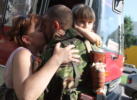 Separatista v Doněcku se loučí s rodinou odjíždějící do běženeckého tábora.