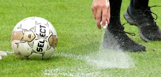 Fotbalovým rozhodčím v Anglii bude při řízení zápasů pomáhat sprej.