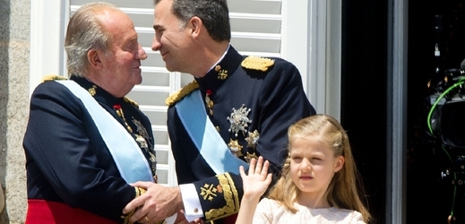 Juan Carlos předává žezlo svému synovi Felipemu.