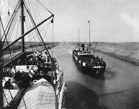 Lodě proplouvají Suezem v obou směrech, rok 1925.