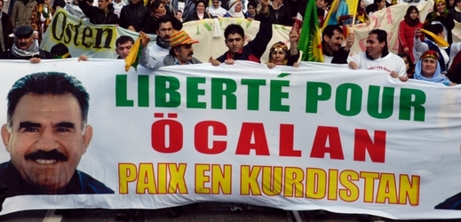 Demonstrace několika tisíců Kurdů z roku 2006 za propuštění jejich vůdce Abdullah Öcalan. 